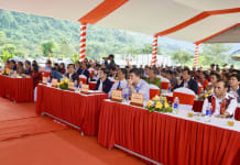 Các đại biểu tham dự buổi lễ.