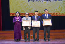  Lãnh đạo Sở Văn hóa-Thể thao trao bằng khen của Bộ Văn hóa-Thể thao-Du lịch cho các tập thể, cá nhân