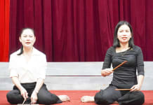 Đào nương Phạm Thị Tuyết và Ngô Thị Trà Nhi luyện tập các làn điệu ca trù cổ.