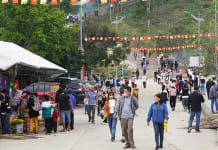 Rất đông người dân đến vãn cảnh, dâng hương tại chùa núi Thần Đinh.