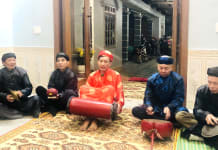  Hát chúc Tết trong nhà của gia chủ.