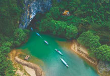 Đi thuyền trên sông Son tham quan động Phong Nha.