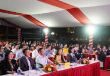 Các đại biểu tham dự lễ.