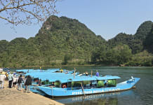 Du khách xuống thuyền tham quan động Phong Nha.