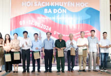 Ban tổ chức tặng sách cho độc giả.