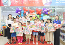 Trao tặng 15 phần quà cho các em thiếu nhi đạt thành tích tốt trong học tập tại địa phương. 