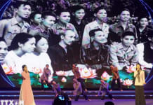 Ca khúc Lời ca dâng Bác do các nghệ sỹ Thùy Trinh và Mai Hiền Xuân trình diễn. (Ảnh: Thu Hương/TTXVN)