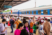 Du khách trên chuyến tàu charter xuống ga Đồng Hới, chuẩn bị cho hành trình khám phá Quảng Bình.
