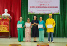 Giám đốc Sở VH-TT Nguyễn Thị Bích Thủy trao giấy chứng nhận cho các nghệ nhân.