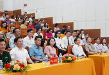 Các đại biểu dự lễ trao giải.