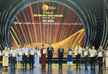 Tác giả Lê Lựu (thứ 7 từ trái sang) nhận giải đồng cho tác  phẩm “Người xây tổ ấm cho chim trời”. 
