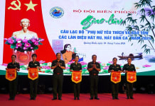  Đồng chí Thiếu tướng Trần Văn Bừng, Chủ nhiệm Chính trị BĐBP và đồng chí đại tá Trịnh Thanh Bình, Chỉ huy trưởng BĐBP tỉnh Quảng Bình  tặng cờ lưu niệm cho đại diện các đội tham gia giao lưu.