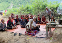 Bà con Bru-Vân Kiều xã Trường Sơn thực hiện nghi lễ trong lễ hội trỉa lúa.