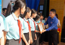 Phó Bí thư Tỉnh đoàn Đinh Trung Hiếu trao tặng giấy khen cho các em thiếu nhi.