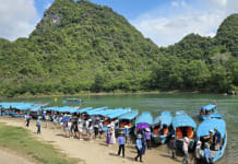 Khách du lịch tham quan động Phong Nha.