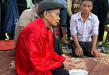 Trong quá trình làm lễ, thầy cúng nhắc nhở dân bản về trách nhiệm bảo vệ rừng, phát huy tinh thần đoàn kết, ý thức cộng đồng. 