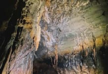  Du khách khám phá động Phong Nha 4.500m bằng thuyền kayak.