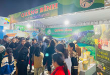 Khách tham quan tìm hiểu thông tin du lịch Quảng Bình.