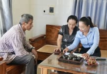 Nhân viên thu BHXH xã Nghĩa Ninh tuyên truyền về các chính sách bảo hiểm cho người dân địa phương.