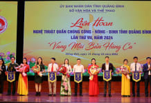 Ban tổ chức trao cờ lưu niệm cho các đoàn nghệ thuật quần chúng (cụm 2).