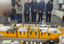 Các đối tượng cùng tang vật trong chuyên án lừa đảo chiếm đoạt tài sản trên không gian mạng bằng hình thức bán iPhone giá rẻ.