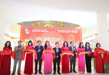 Các đại biểu cắt băng khai mạc Hội báo Xuân Ất Tỵ 2025.