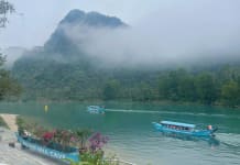 Du khách đi thuyền tham quan động Phong Nha.