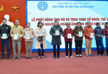 Lãnh đạo BHXH tỉnh trao tặng sổ BHXH cho người dân khó khăn trên địa bàn TP. Đồng Hới. 