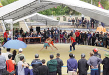 Hội vật thu hút nhiều người dân đến xem và cổ vũ.