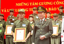 Lãnh đạo Bộ Công an trao kỷ niệm chương vinh danh gương điển hình lực lượng tham gia bảo vệ ANTT ở cơ sở tiêu biểu “Sống trong lòng dân” đối với anh Nguyễn Thế Lợi.