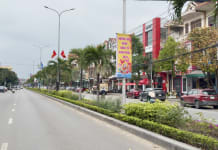 Pano, khẩu hiệu hưởng ứng Ngày Quốc tế hạnh phúc được treo tại các trục đường chính trên địa bàn TP. Đồng Hới.