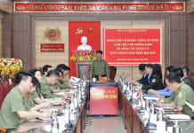 Đại tá Nguyễn Thanh Liêm, Giám đốc Công an tỉnh làm việc với các lực lượng liên quan về công tác bảo đảm an ninh hàng không.