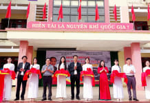 Các đại biểu cắt băng khai mạc triển lãm.