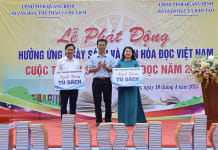 Sở Văn hóa, Thể thao và Du lịch trao tặng 400 đầu sách cho Thư viện tỉnh để chuyển đến học sinh các địa bàn khó khăn.