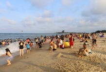 Bãi biển Nhật Lệ thu hút du khách.