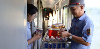 Nhiều du khách lựa chọn du lịch bằng tàu hỏa thay vì đi máy bay (Trong ảnh: Du khách trải nghiệm tàu du lịch QB1 Hà Nội-Quảng Bình). 