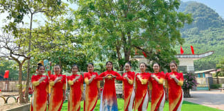 Phụ nữ xã Trường Sơn (Quảng Ninh) hưởng ứng bài dân vũ.