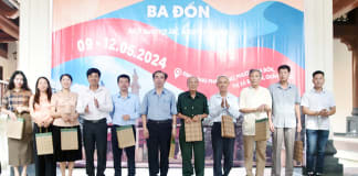 Ban tổ chức tặng sách cho độc giả.
