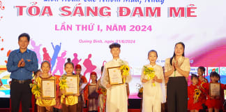  Ban Tổ chức trao thưởng cho các nhóm đoạt giải nhất.
