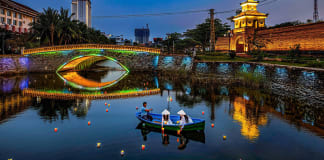 Hoa đăng thành cổ.