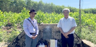 Anh Trương Đệ (bên trái) và GS.TS. Trần Ích Nguyên bên mộ danh nhân Nguyễn Thế Trực.