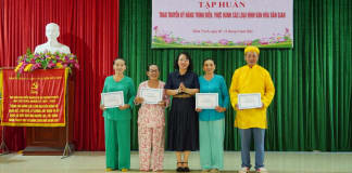 Giám đốc Sở VH-TT Nguyễn Thị Bích Thủy trao giấy chứng nhận cho các nghệ nhân.