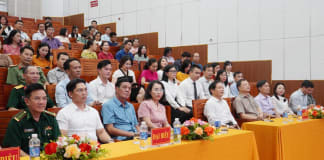 Các đại biểu dự lễ trao giải.
