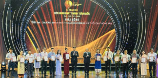 Tác giả Lê Lựu (thứ 7 từ trái sang) nhận giải đồng cho tác  phẩm “Người xây tổ ấm cho chim trời”. 