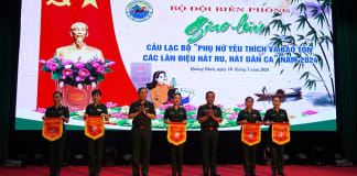  Đồng chí Thiếu tướng Trần Văn Bừng, Chủ nhiệm Chính trị BĐBP và đồng chí đại tá Trịnh Thanh Bình, Chỉ huy trưởng BĐBP tỉnh Quảng Bình  tặng cờ lưu niệm cho đại diện các đội tham gia giao lưu.