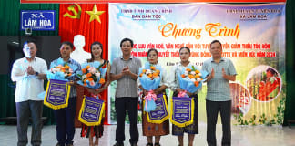 Đại diện Ban Dân tộc tỉnh, UBND huyện Tuyên Hóa và xã Lâm Hóa tặng hoa, cờ lưu niệm cho các đội.