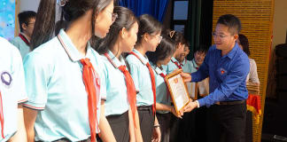 Phó Bí thư Tỉnh đoàn Đinh Trung Hiếu trao tặng giấy khen cho các em thiếu nhi.