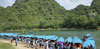 Khách du lịch tham quan động Phong Nha.