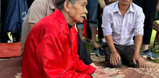 Trong quá trình làm lễ, thầy cúng nhắc nhở dân bản về trách nhiệm bảo vệ rừng, phát huy tinh thần đoàn kết, ý thức cộng đồng. 