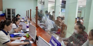 Người lao động làm thủ tục hưởng trợ cấp thất nghiệp tại Trung tâm Dịch vụ việc làm tỉnh.